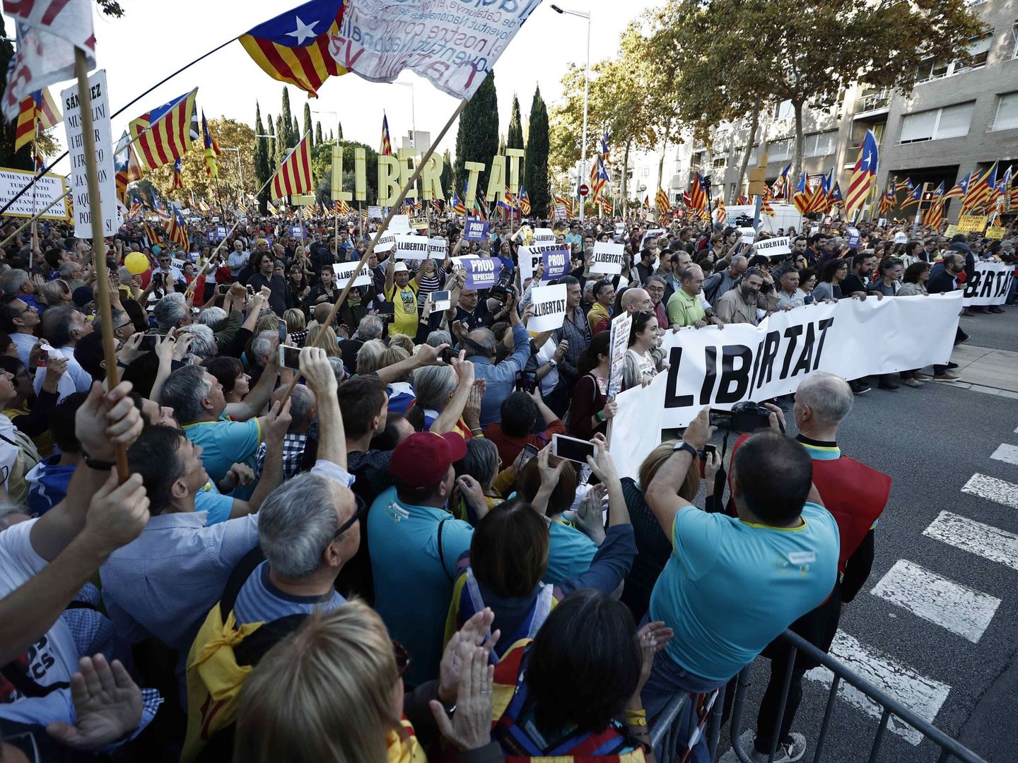 Miles de personas se han concentrado en la calle Marina de Barcelona. (EFE)