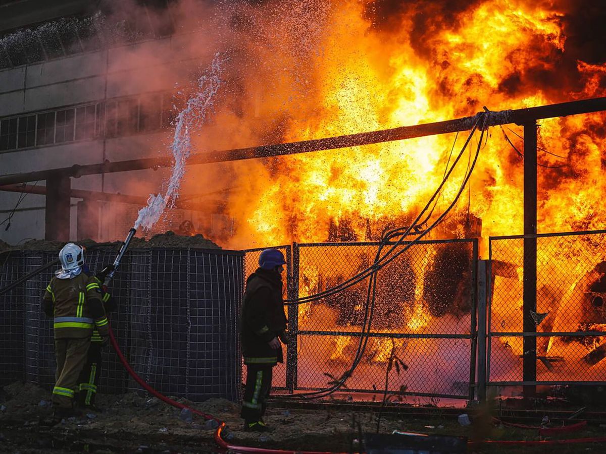 Foto: Rusia bombardea infraestructuras de energía clave en Kiev. (EFE/Servicios de emergencias de Ucrania)