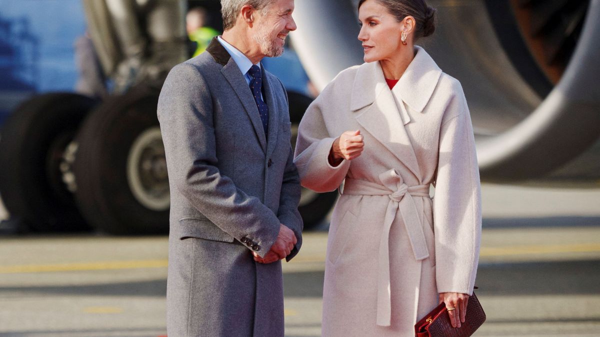 La reina Letizia recupera el abrigo con el que triunfó en Menorca hace un año