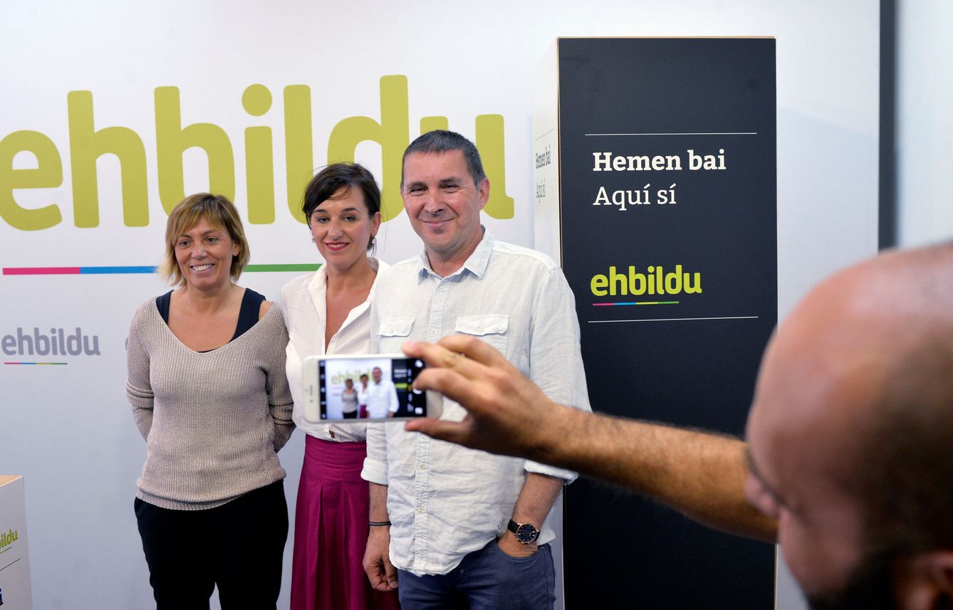 Arnaldo Otegi junto a Jasone Agirre y Miren Larrion. (Reuters)