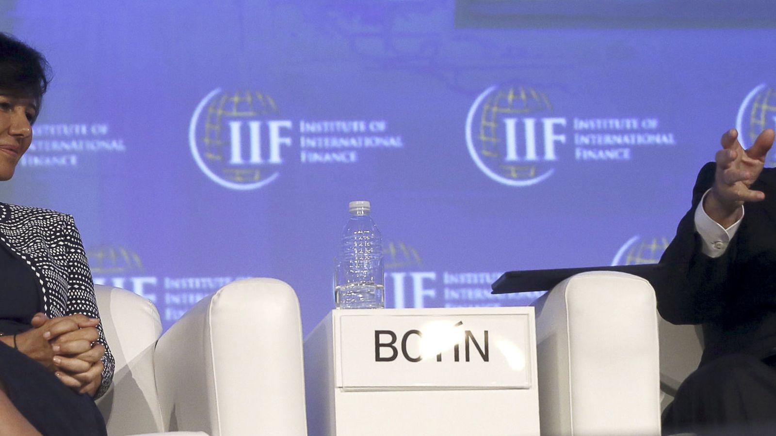 Foto: La presidenta del Banco de Santander, Ana Patricia Botín (i), y el presidente del BBVA, Francisco González (d), durante la reunión de primavera del Institute of International Finance (IIF). (EFE)