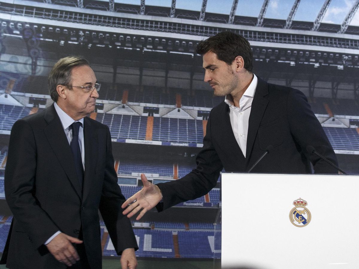 Foto: Iker Casillas tiene su mano a Florentino Pérez el día de su marcha del Real Madrid. (EFE)