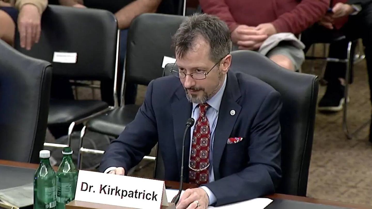 El Dr. Sean Kirkpatrick en su comparecencia ante el Senado de EEUU.