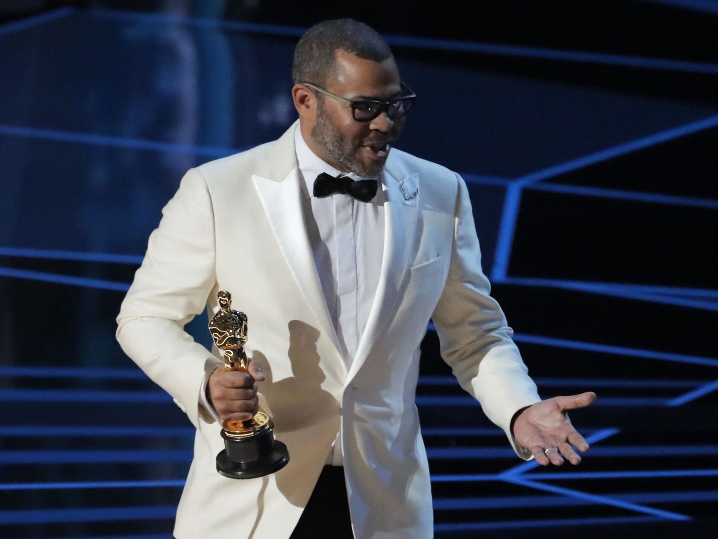Jordan Peele recoge su Oscar. (Reuters)