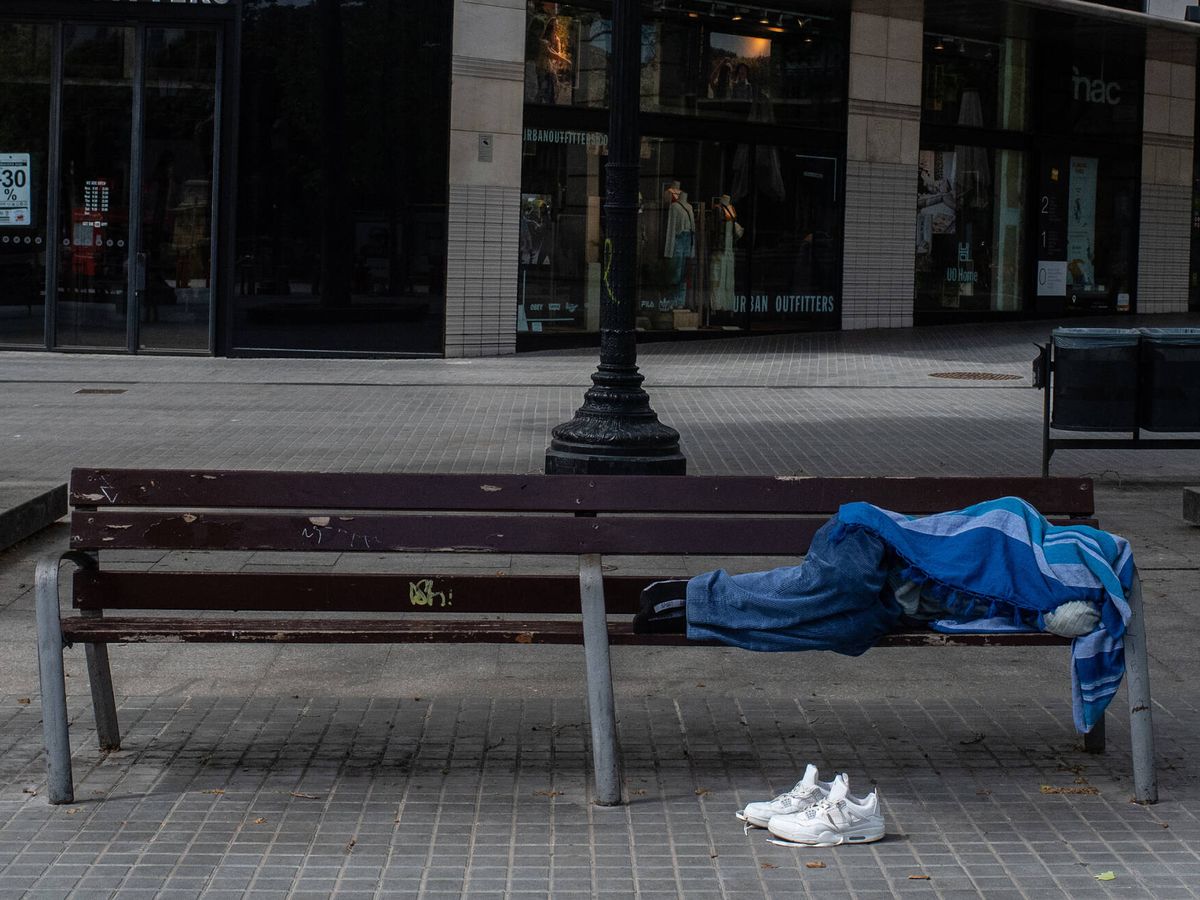 Foto: Una persona sin hogar duerme en una calle de Barcelona durante la pandemia. (Getty/David Ramos)