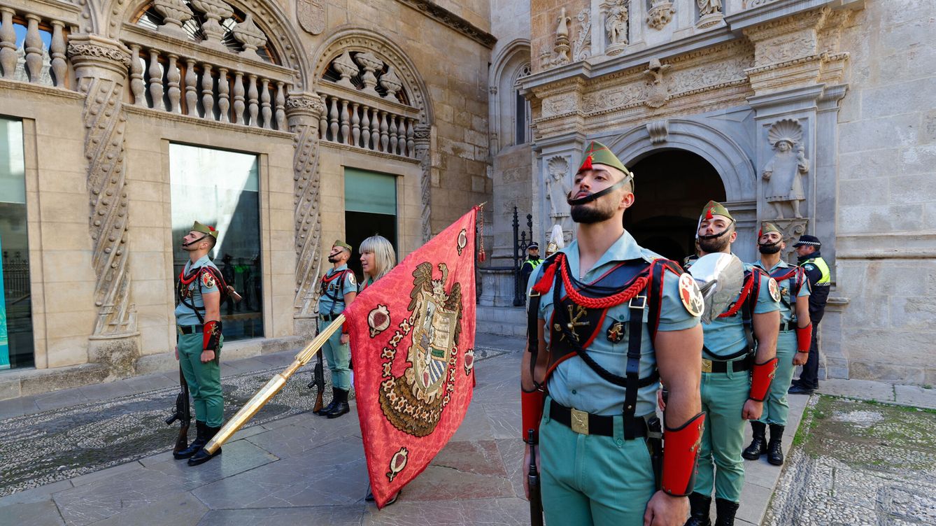 Foto: La concejala del PP Carolina Amate porta el pendón real durante la celebración el pasado martes del día de la Toma de Granada. (Europa Press/Álex Cámara)