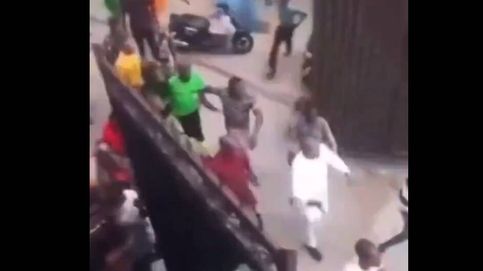 Noticia de A falta de VAR, el árbitro se fue al bar: el surrealista suceso en la liga de fútbol de Nigeria que acabó en gol