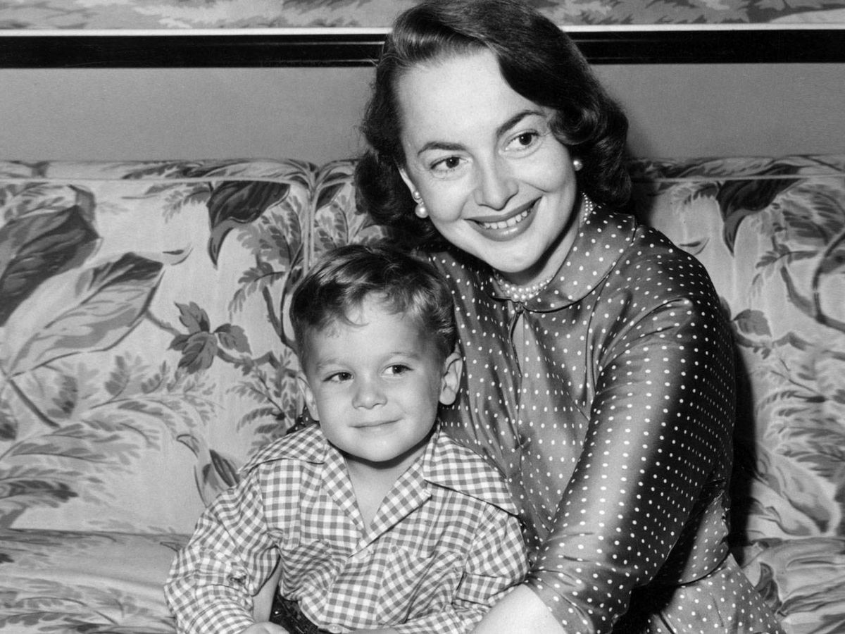 Foto: Olivia de Havilland y su hijo Benjamin. (Cordon Press)