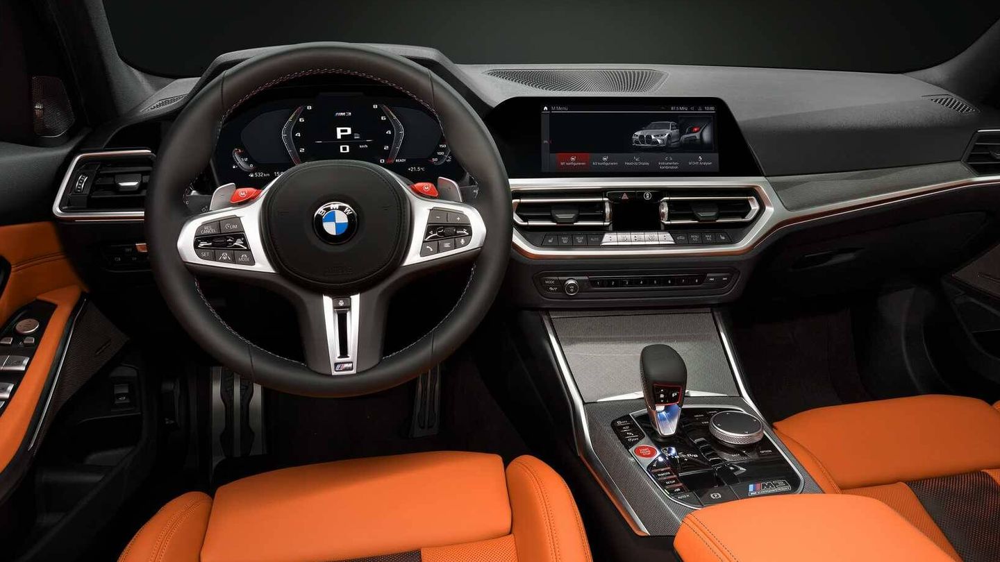 Puesto de pilotaje del nuevo BMW M3 Competition que aporta la tracción M xDrive. 
