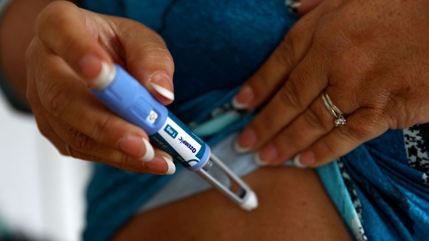 Una persona se inyecta Ozempic, uno de los nuevos fármacos contra la obesidad. (Reuters)
