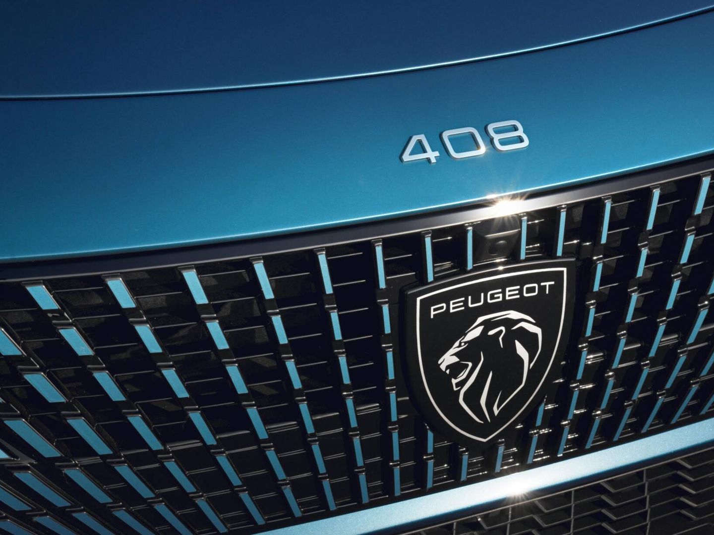 El nuevo emblema de Peugeot, implantado en 2021, ya incluye el nombre de la marca.