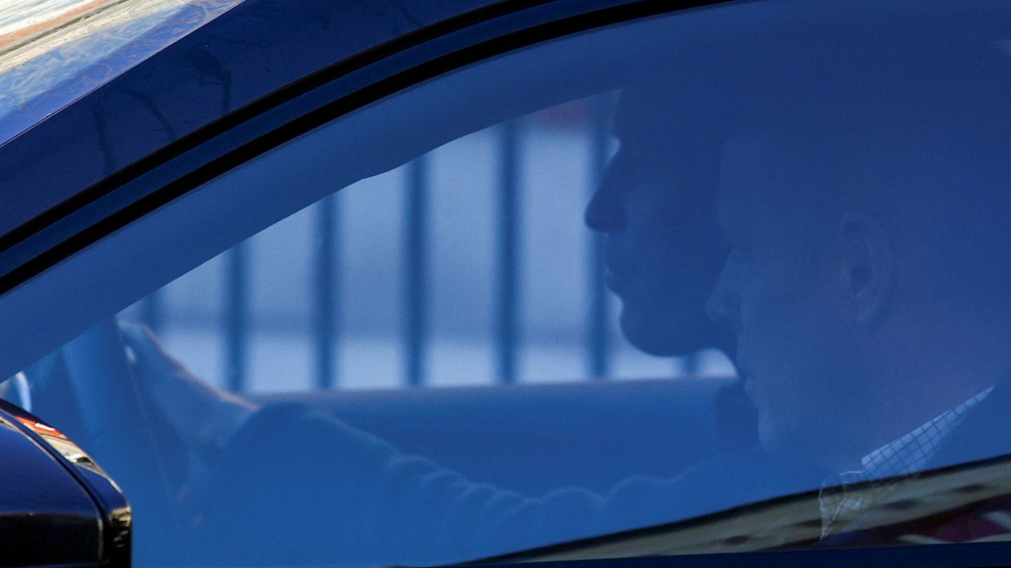 Guillermo conduciendo su coche para visitar a Kate. (Reuters)