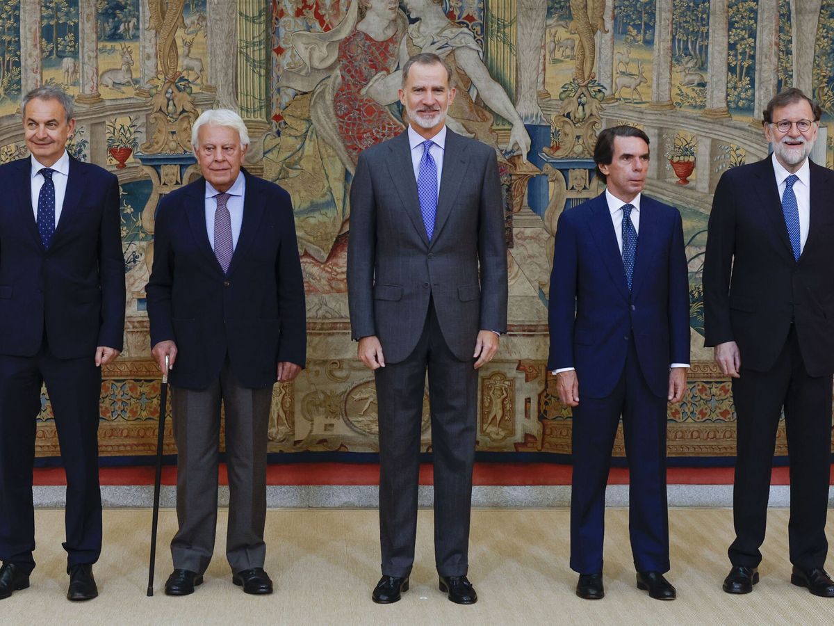 Foto: El rey Felipe VI (c) posa junto a los expresidentes del Gobierno de España. (EFE/J. J. Guillén)