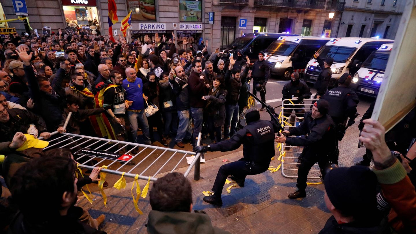 Enfrentamientos entre los Mossos d'Esquadra y los manifestantes independentistas en los aledaños del Palau de la Música. (Reuters)