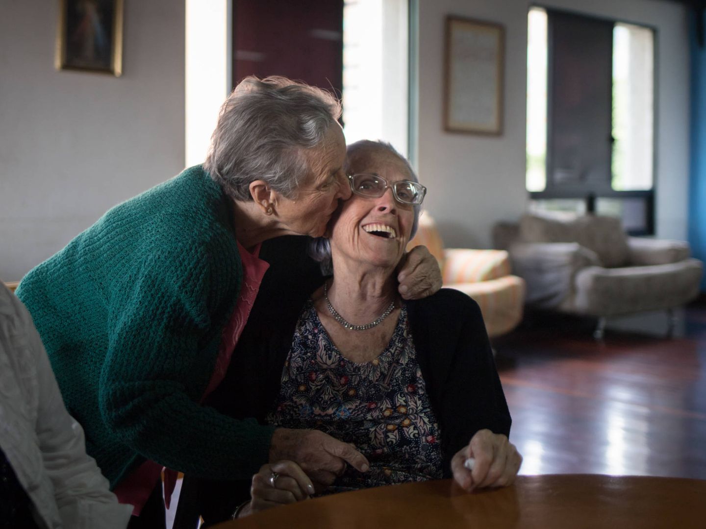 Dos ancianas de origen español en la Hermandad Gallega en Caracas. (F. Ferrero)