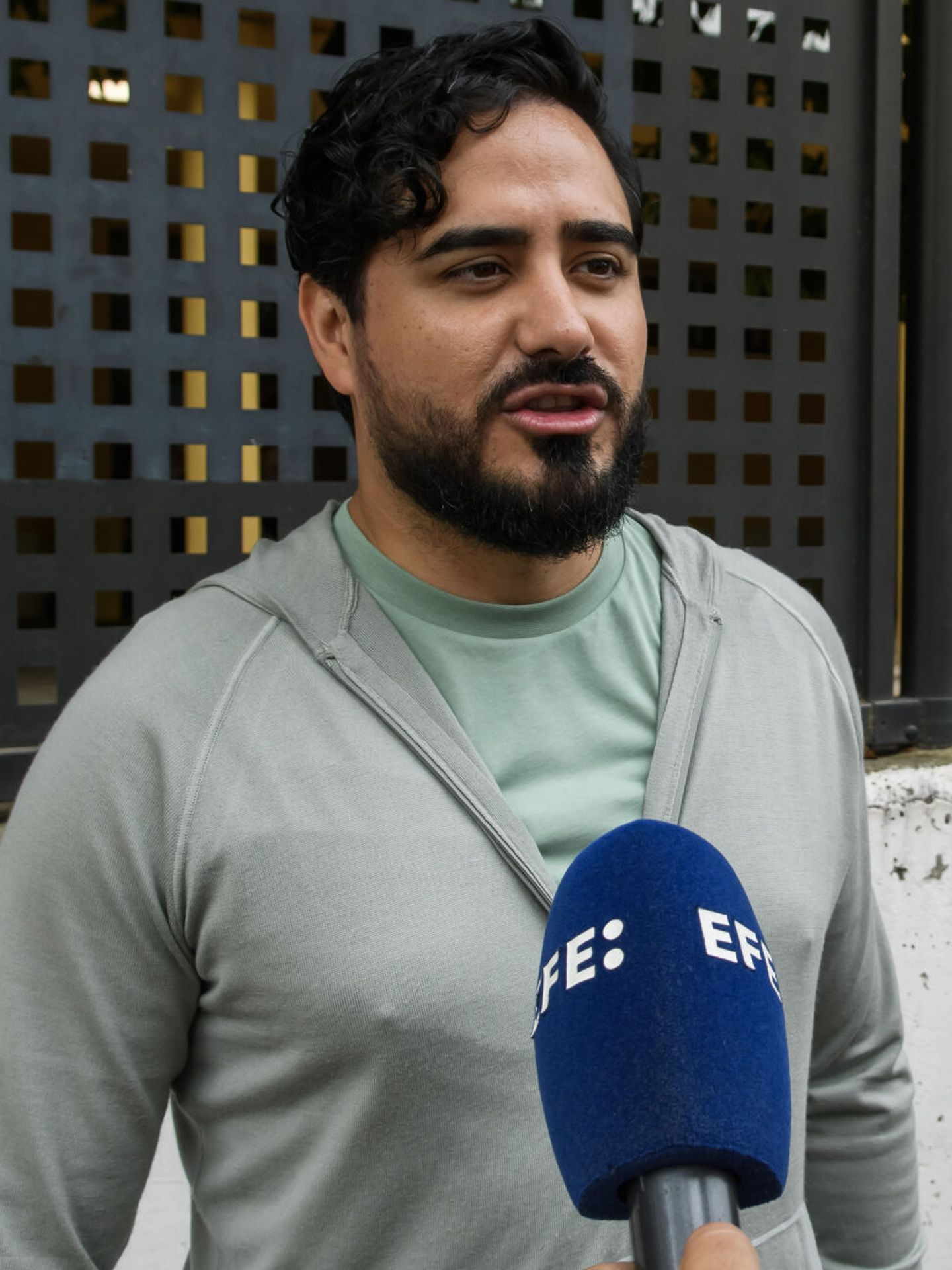 Alvise Pérez tras votar en estas elecciones al Parlamento Europeo. (EFE/Raúl Caro)