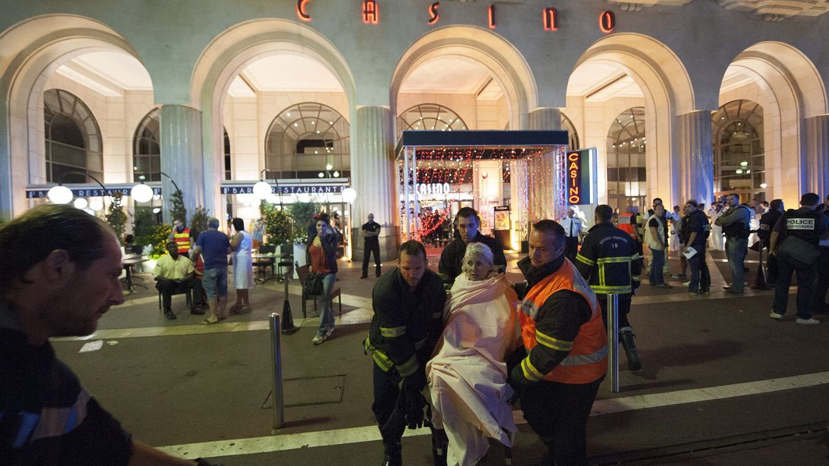 Los franceses responden al atentado en Niza cantando la Marsellesa