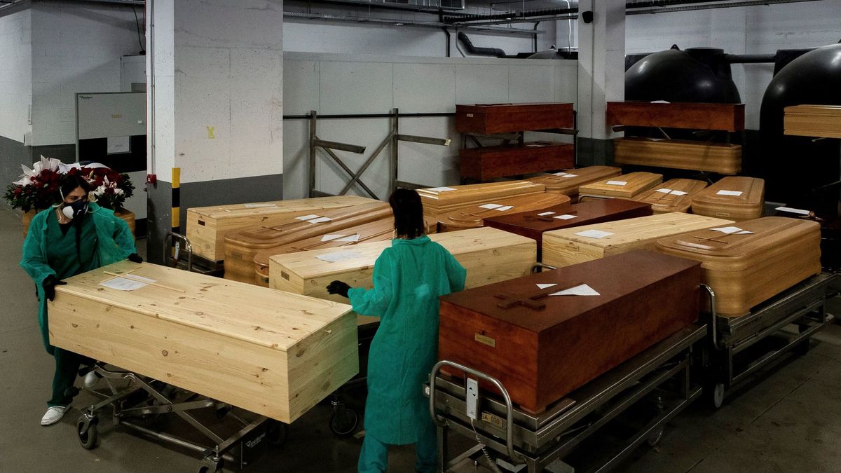 La vacunación olvida a los funerarios: "Hacíamos cola para recoger muertos"
