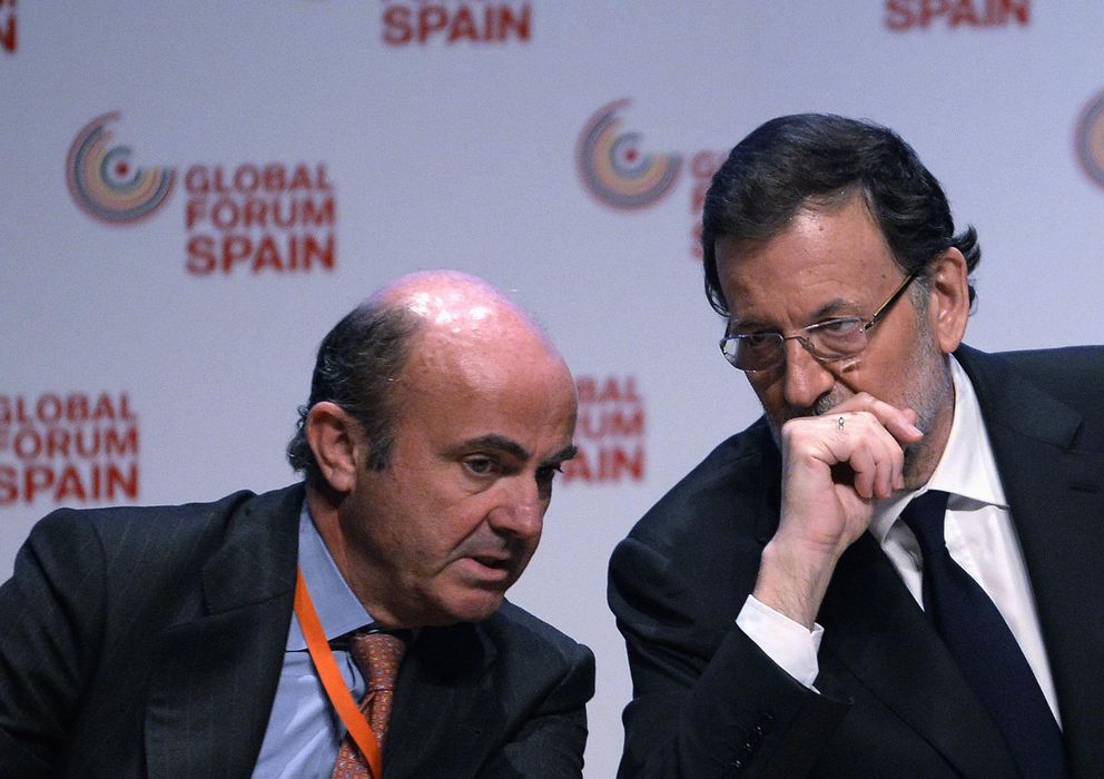 Foto: El ministro de Economía Luis de Guindos y el presidente del Gobierno. (Reuters)