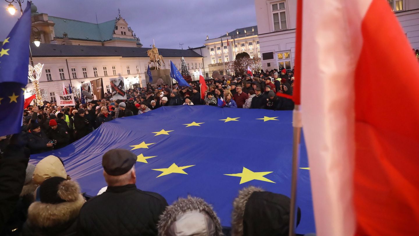 Manifestación de jueces de toda Europa en Varsovia en contra de la reforma judicial. (EFE)