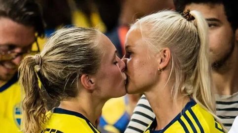 El beso que aún no ha roto el tabú de la homosexualidad en el fútbol masculino