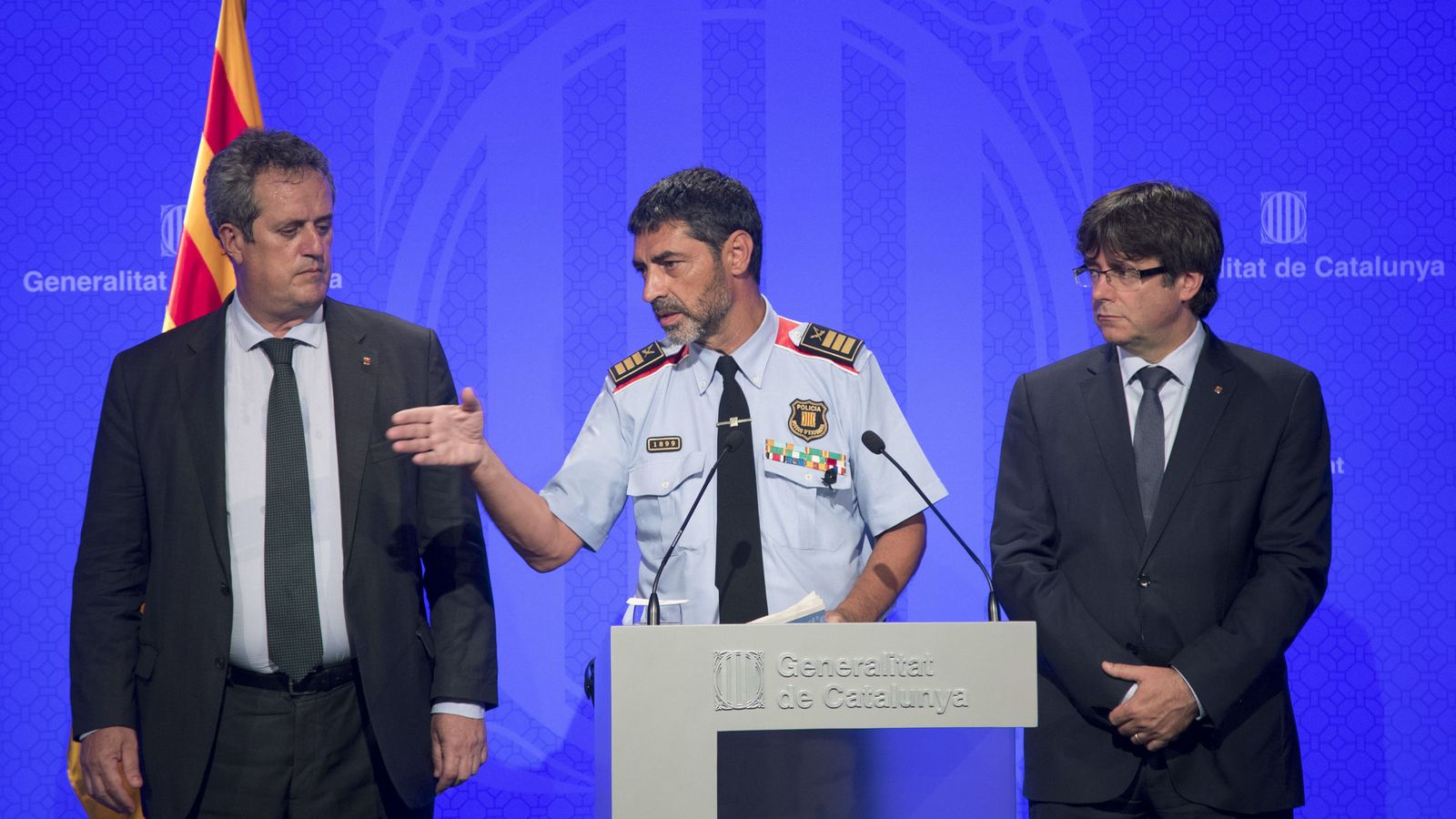 Foto: El 'major' de los Mossos, Josep Lluís Trapero, junto al 'conseller' Joaquim Forn y al 'president' Carles Puigdemont. (EFE)