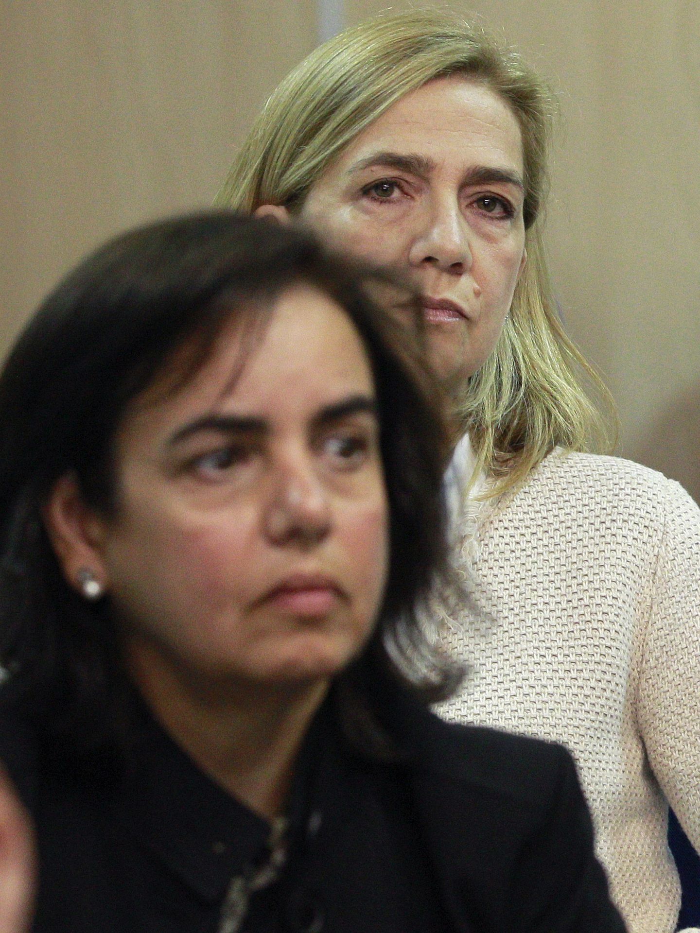 La infanta Cristina y Ana Tejeiro asisten sentadas una delante de la otra al juicio por el caso Nóos. (EFE)