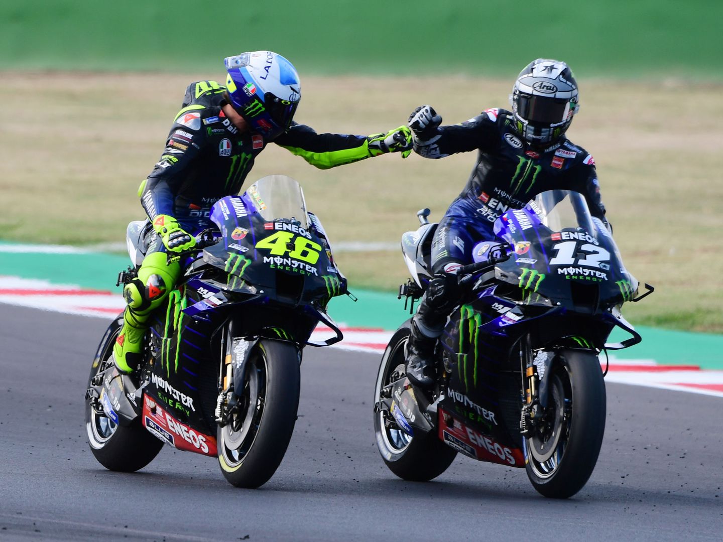 Viñales celebra su pole junto a Rossi en Misano. (Reuters)
