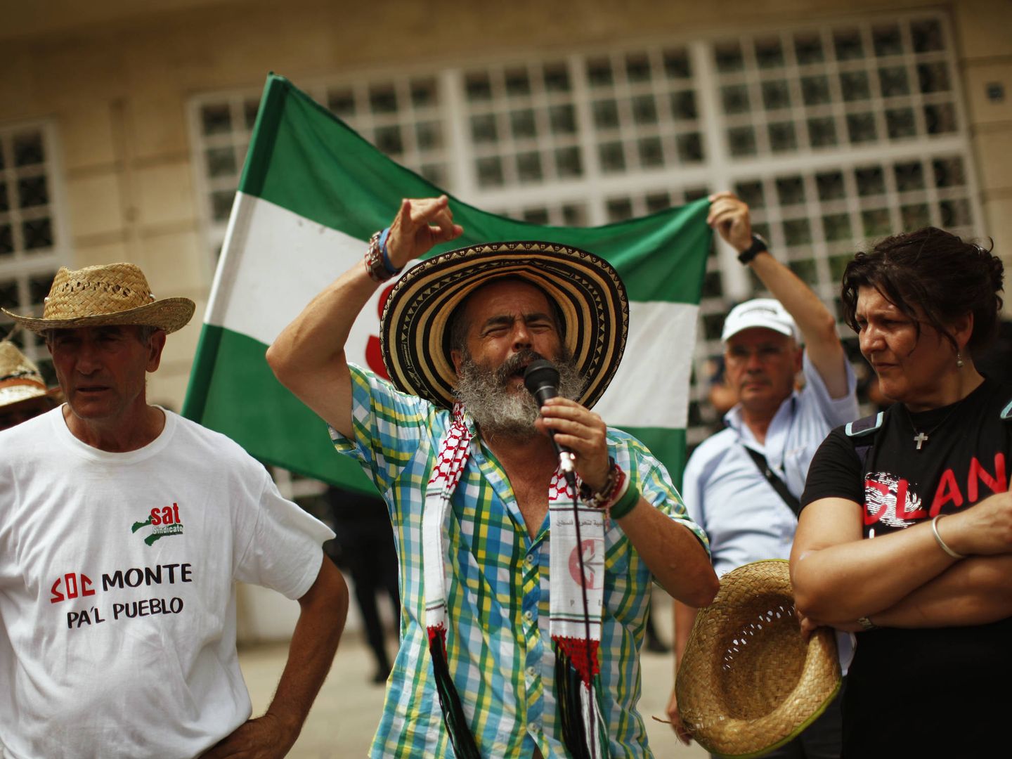 Juan Manuel Sánchez Gordillo, junto a Diego Cañamero, en una protesta del SAT. (Reuters)