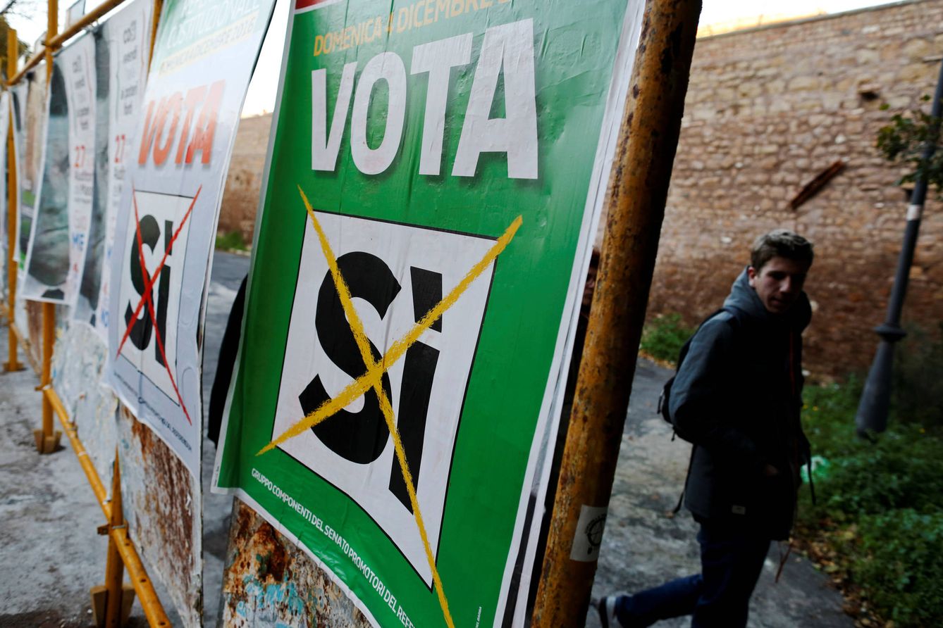Un italiano pasa ante carteles de propaganda electoral en Roma, el 30 de noviembre de 2016 (Reuters).