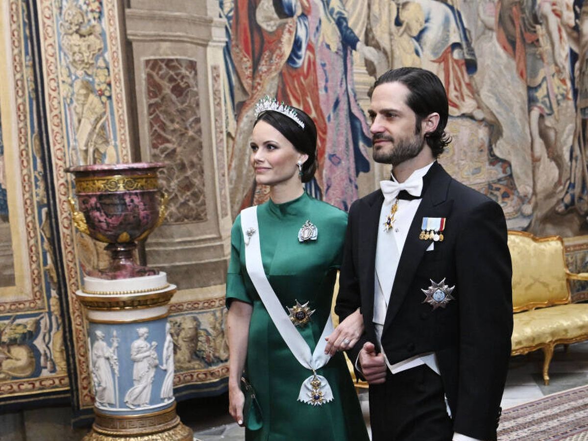 Foto: Sofía de Suecia y el príncipe Carlos Felipe, a su llegada a la cena de representación. (Gtres)