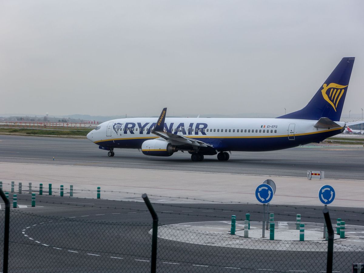Foto: Avión de Ryanair en el aeropuerto de Barajas (Madrid). (Europa Press/Ricardo Rubio)