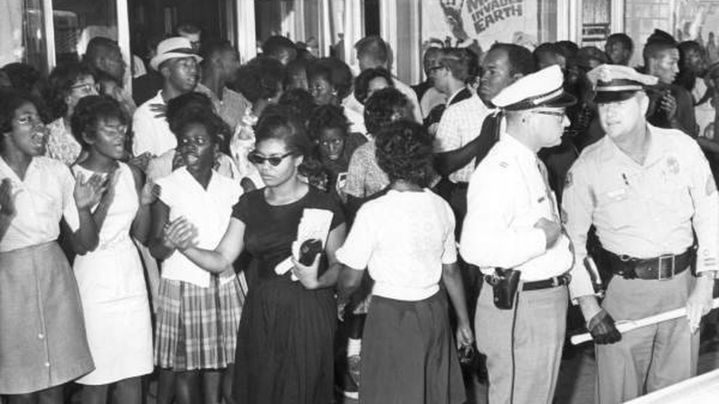 Ciudadanos y ciudadanas de de Tallahassee, se concentran a las puertas de un teatro segregado para protestar por los derechos civiles de la comunidad racial. (Wikimedia)