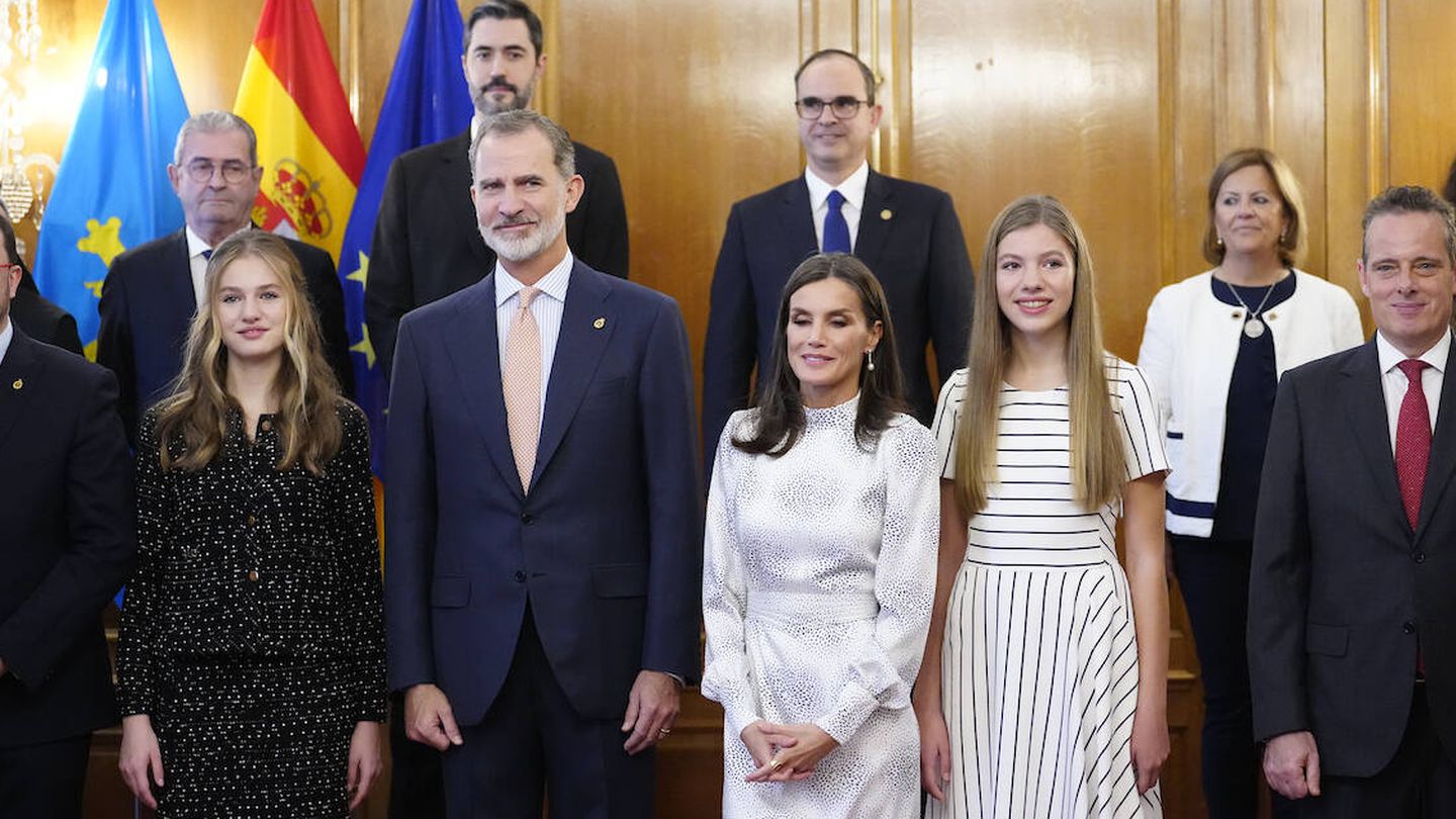 La familia real posa junto a los Medalla de Asturias. (LP)