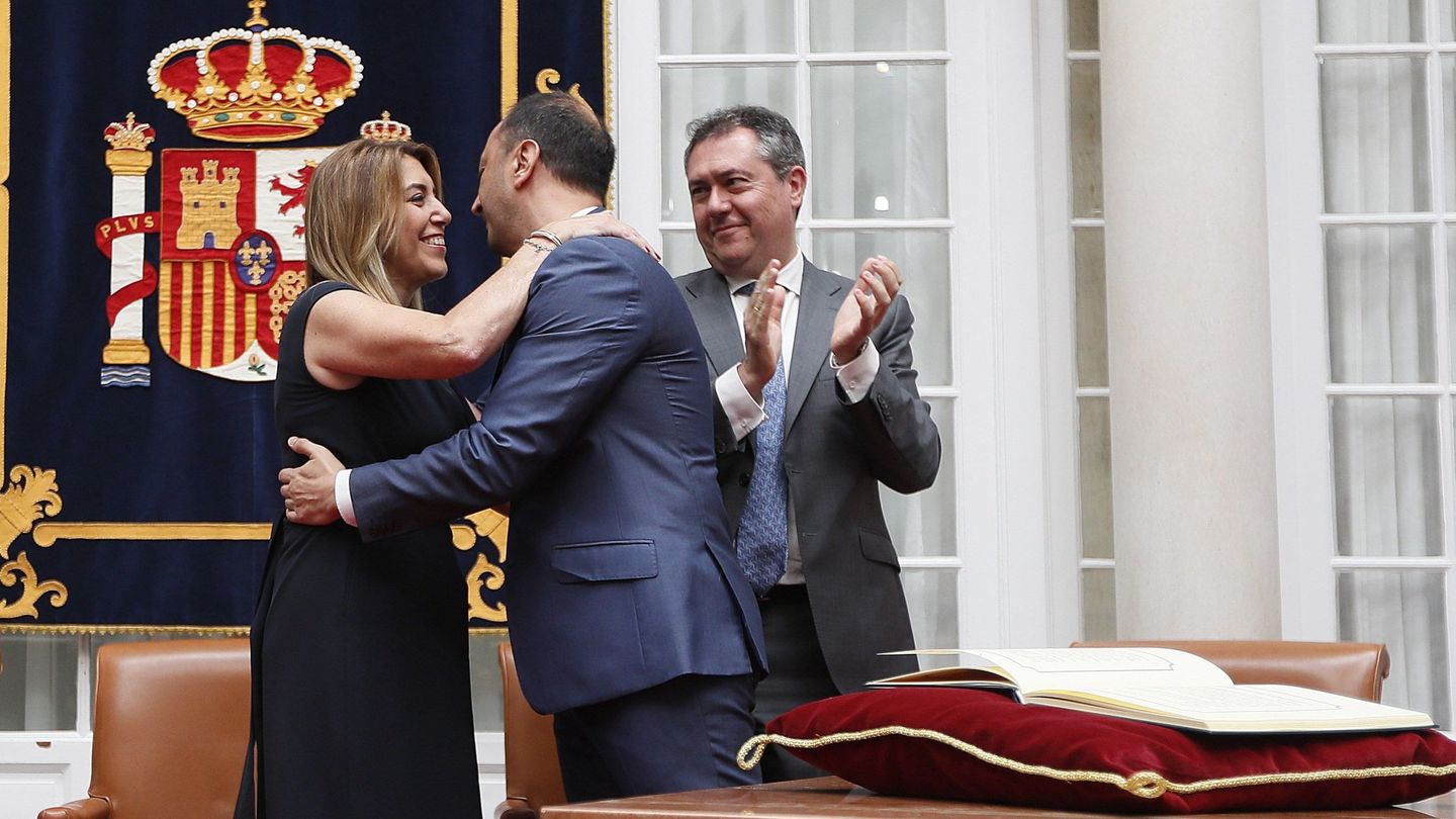 Susana Díaz abraza al nuevo delegado del Gobierno en Andalucía, Alfonso Rodríguez Gómez de Celis, tras tomar posesión de su cargo, el pasado 22 de junio en Sevilla. (EFE)