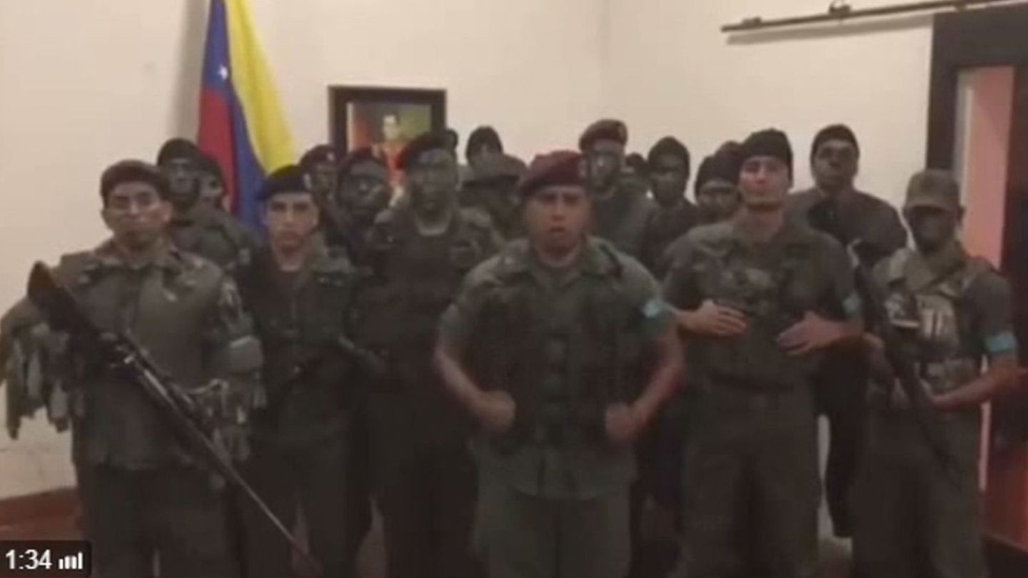 Captura de un vídeo publicado por la LaOfensiva 113k# de un grupo de militares venezolanos sublevados. (EFE)