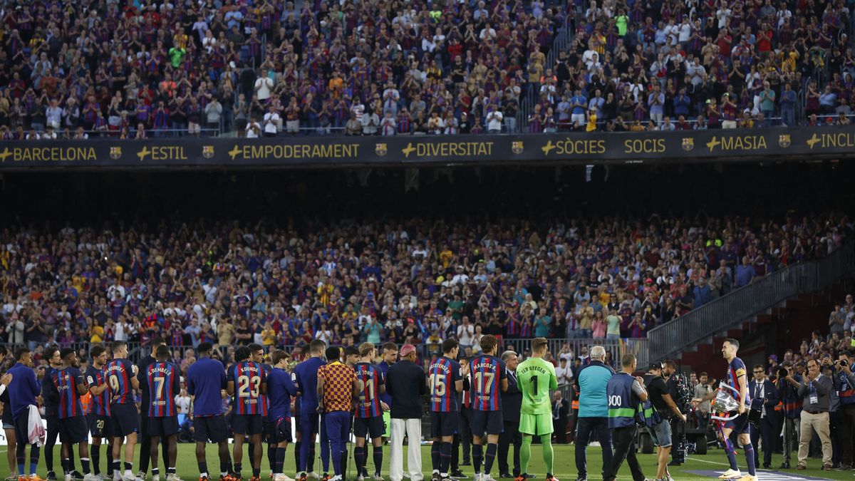 El vídeo viral de los aficionados del Barça 'desmantelando' el Camp Nou en el último partido en el estadio