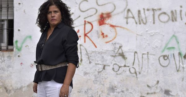 Foto: Laura Baena, La Tota en la serie 'Malaka', la semana pasada en las calles del barrio de La Palmilla de Málaga. (Roberto Martín)