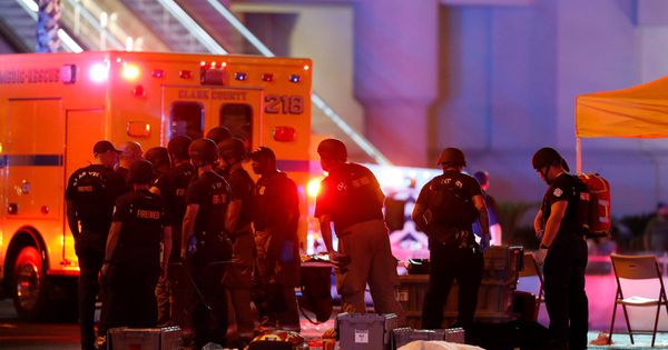 Foto: Un cadáver cubierto con una sabana tras el tiroteo indiscriminado en Las Vegas. (Reuters)