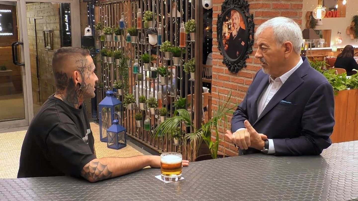 Nicolás y Carlos Sobera charlan en 'First Dates'. (Mediaset España)