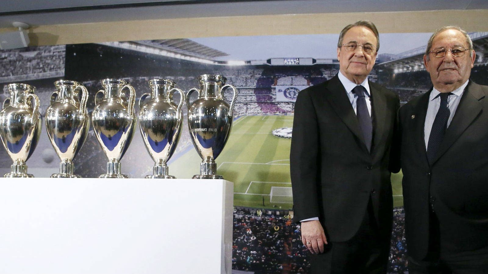Foto: Paco Gento, junto al presidente del Real Madrid, Florentino Pérez. (EFE)