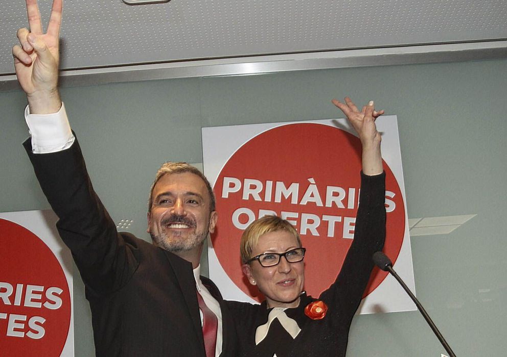 Foto: Jaume Collboni celebra su triunfo en compañía de su rival electoral, Carmen Andrés. (Efe)