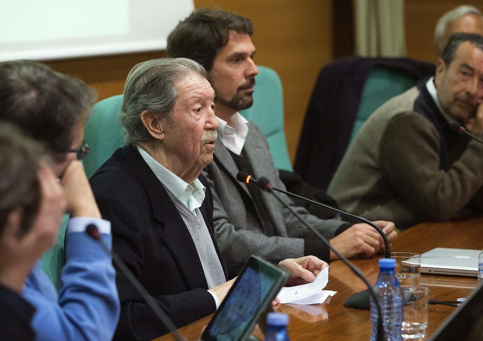 Foto: El veterano columnista y poeta malagueño Manuel Alcántara (3i) (Efe)