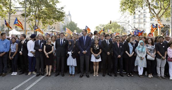 Foto: Felipe VI, junto a Mariano Rajoy (7i) y Carles Puigdemont (7d), en la manifestación del año pasado contra los atentados yihadistas en Cataluña. (EFE)