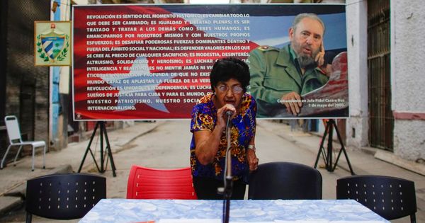 Foto: Una integrante de la Comisión Electoral local prueba un micrófono antes de un acto de nominación de candidatos para las asambleas municipales, en La Habana, en septiembre de 2017. (Reuters)