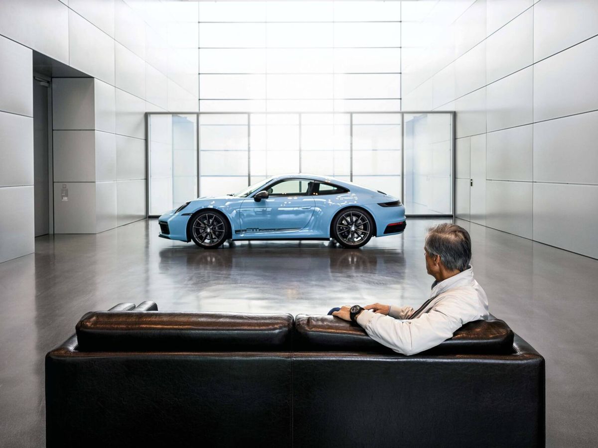 Foto: El diseñador Michael Mauer observa el 911 actual, una de sus creaciones. (Porsche)