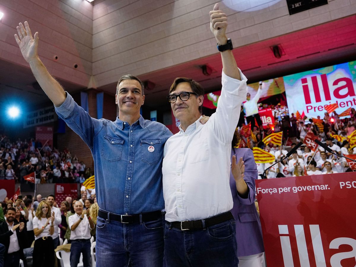 Foto: Pedro Sánchez y Salvador Illa saludan este viernes en el acto final de campaña de las elecciones catalanas. (EFE/Enric Fontcuberta)