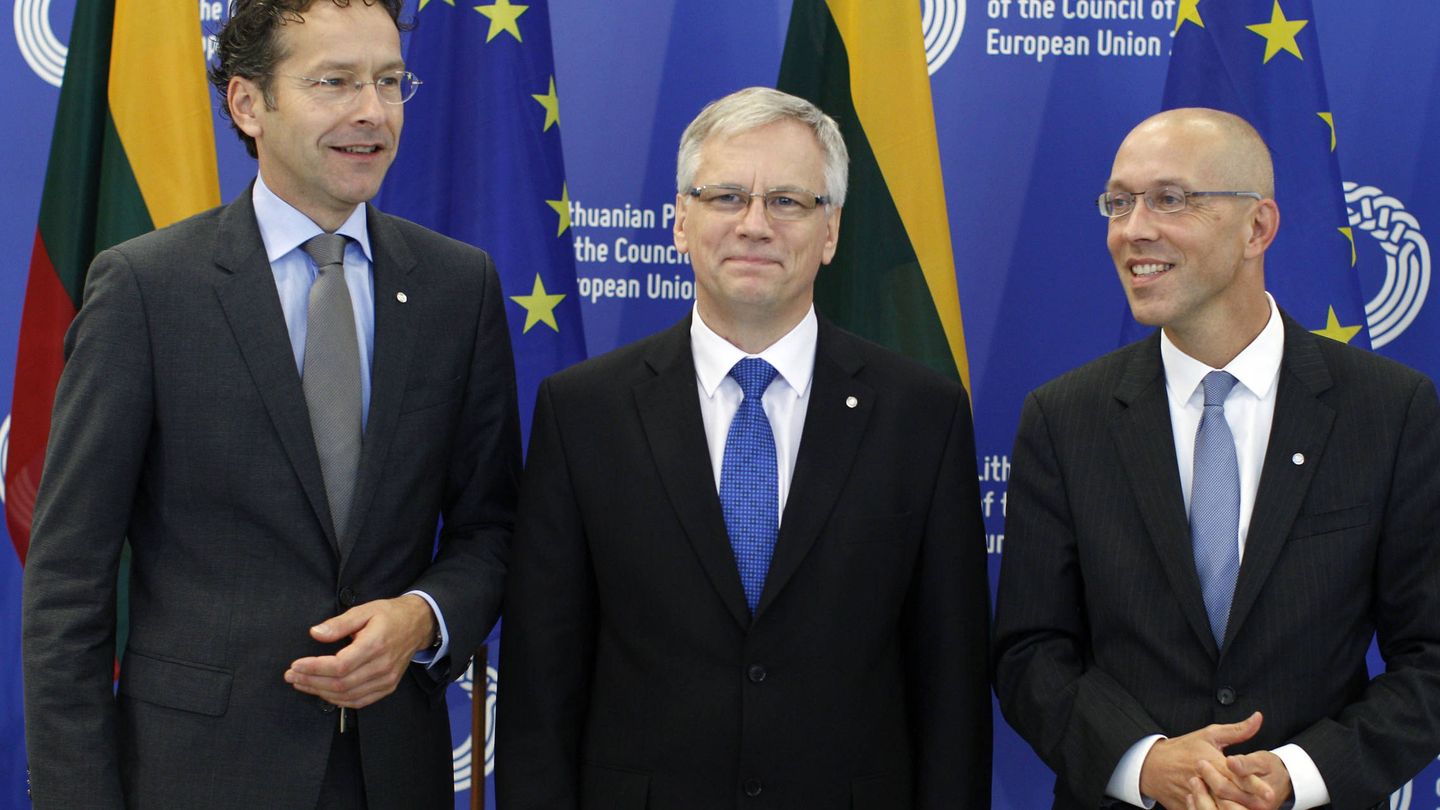 Rimantas Sadzius (centro) junto a Jeroen Dijsselbloem (izda), presidente del Eurogrupo, y Jörg Asmussen (dcha) (Gtres)