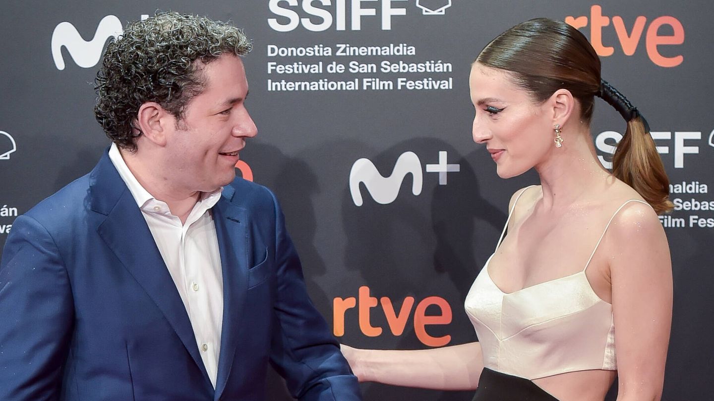 María Valverde, con su coleta con lazo en el Festival de Cine de San Sebastián junto a su marido, Gustavo Dudamel. (Getty)