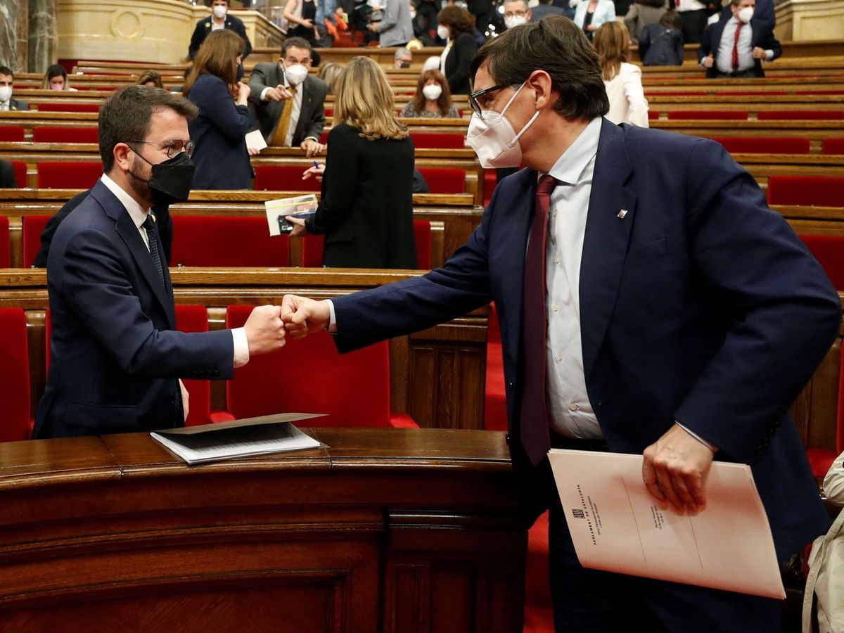 Foto: Illa (d) saluda a Aragonès en el Parlament de Cataluña, en una imagen de archivo. (EFE)